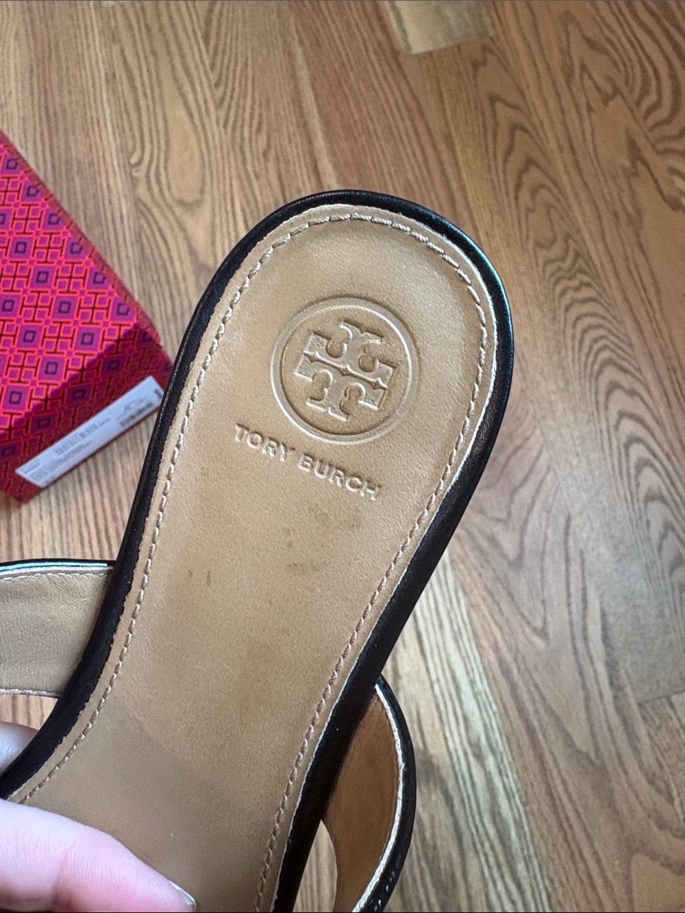 Tory Burch Black Kira Thong Sandals with Gold Logo - size 8.5 - Picture 2 of 6